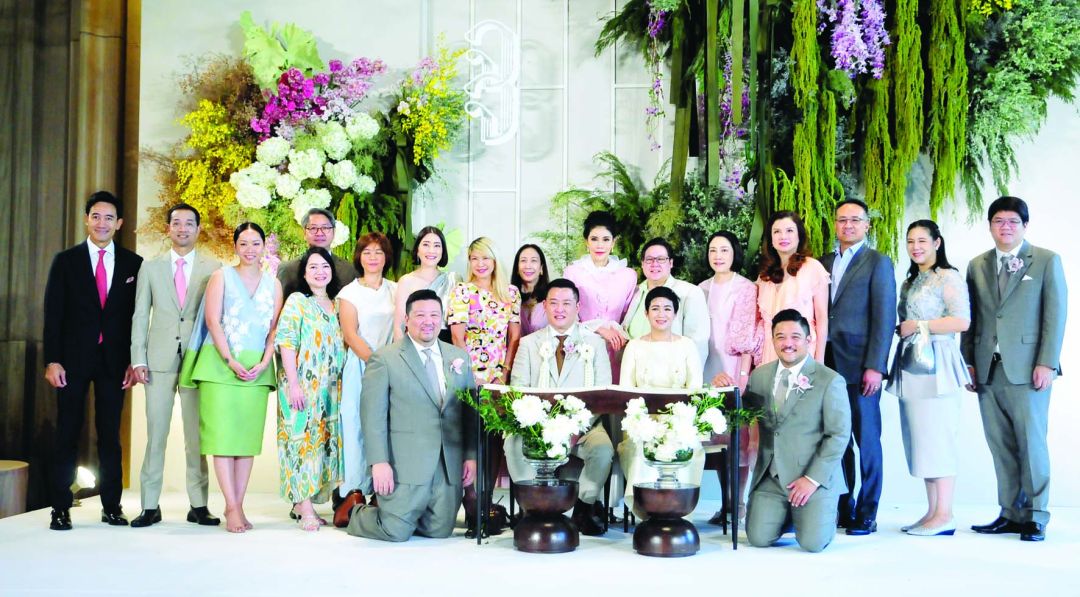 บ่าวสาวกับเครือญาติ รุ่นที่ 3 กมลสุทธิ์-กฤตพณ ทัพพะรังสี, ธรัญญา เชี่ยวสกุล, ภัทรดา-วีระยศ เตยะราชกุล, จันทรรัตน์ อดิเรกสาร, โสภิตนภา ชุ่มภาณี, ปัทมน สุริยะ, ธีรณา ประศาสน์วินิจฉัย, ชื่นกมล ทัพพะรังสี, อะมะรา เอกชีวานนท์,
ปวีณา พหิทธานุกร, นนทกานต์ ทัพพะรังสี-เคนเน็ท อึง, พิมพร เชี่ยวสกุล, พิชญ์พัฒน์ กิจเกิดแสง, จอม-จิต เชี่ยวสกุล