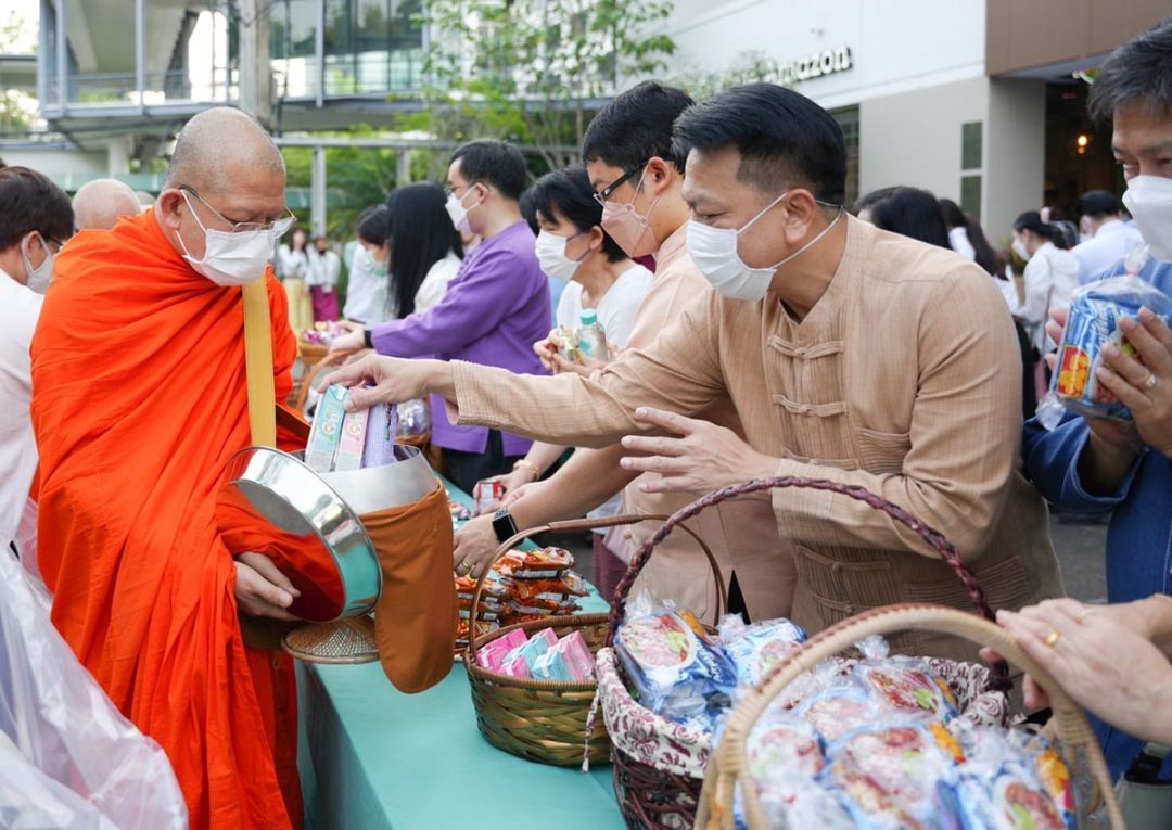 คณะผู้บริหาร หัวหน้าฝ่าย หัวหน้างาน และนักศึกษากองทุนหมอเจ้าฟ้า คณะแพทยศาสตร์ มช. ร่วมในพิธีทำบุญตักบาตร เนื่องในโอกาสครบรอบ 100 ปี วันประสูติ สมเด็จเจ้าฟ้าฯ กรมหลวงนราธิวาสราชนครินทร์

