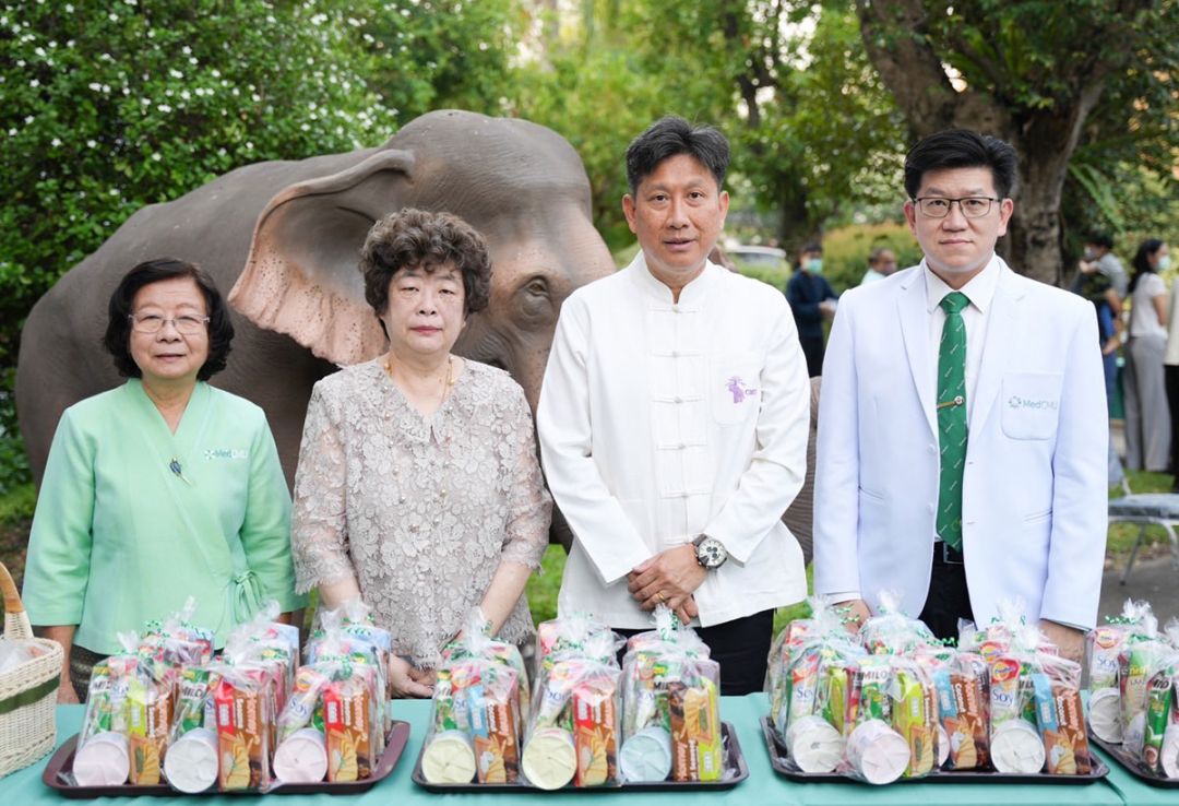 รศ.พญ.ยุพา สุมิตรสวรรค์ ที่ปรึกษาผู้ทรงคุณวุฒิ, รศ.พญ.อัมพิกา มังคละพฤกษ์ เลขานุการกองทุนหมอเจ้าฟ้า, รศ.นพ.ณัฐพงศ์
โฆษชุณหนันท์ รองคณบดี คณะแพทยศาสตร์ มช.
และ ผศ.นพ.นเรนทร์ โชติรสนิรมิต ผอ.รพ.มหาราชนครเชียงใหม่ ร่วมในพิธีทำบุญตักบาตร