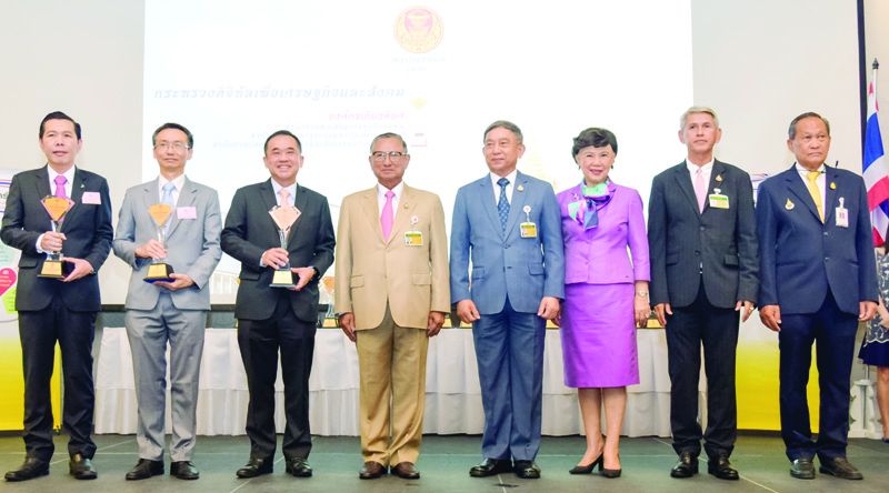 กระทรวงดิจิทัลเพื่อเศรษฐกิจและสังคม นำโดย ศ.พิเศษ วิศิษฏ์ วิศิษฏ์สรอรรถ
ปลัดกระทรวงดิจิทัลเพื่อเศรษฐกิจและสังคมขึ้นรับรางวัล