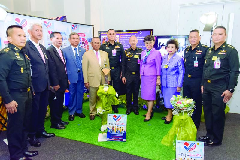 คณะสมาชิกวุฒิสภา ชมการจัดแสดงนิทรรศการ องค์กรเกียรติยศและองค์กรคนดี