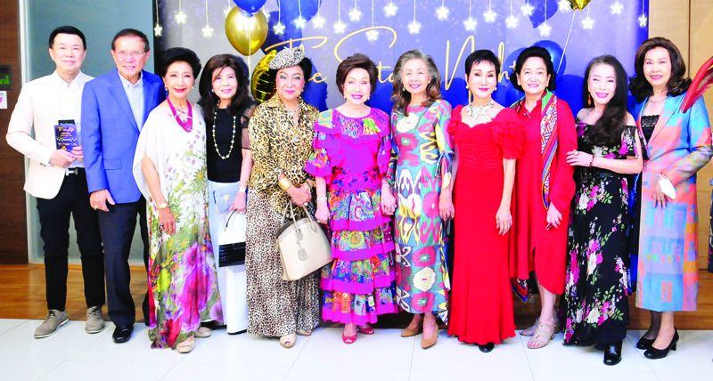 คุณหญิงผะอบทิพย์ ศาตะมาน, สุภาพรรณ พิชัยรณรงค์สงคราม, คุณหญิงชดช้อย โสภณพนิช ถ่ายภาพกับผู้มาให้กำลังใจอบอุ่น อาทิ บุญชัย โชควัฒนา, ลลิสา จงบารมี, พรสรรค์ กำลังเอก,
พูนสุข ประธานราษฎร์นิกร, วิภารดี ภูวนาถนรานุบาล, ลัดดา รักตะกนิษฐ