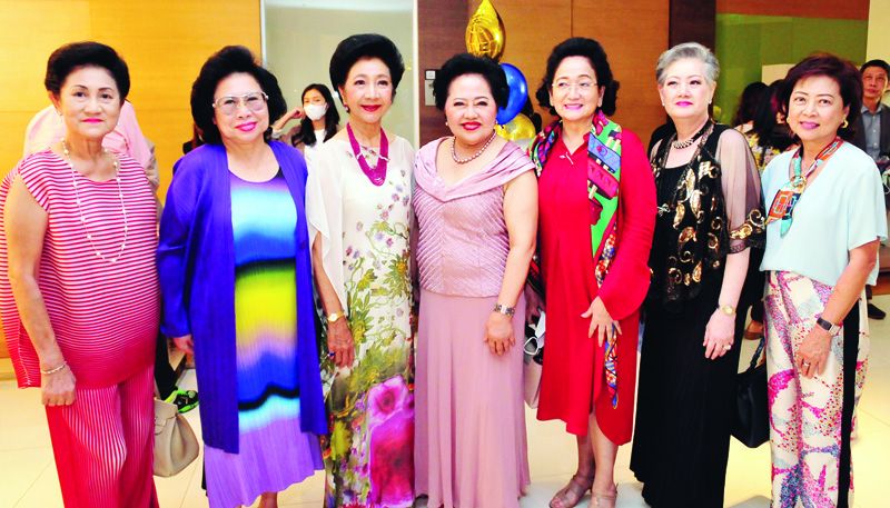 ตวงรัตน์ ศิริยงค์, ดร.วีณา เชิดบุญญชาติ, คุณหญิงผะอบทิพย์ ศาตะมาน,
สุวรรณี ประเทืองสิทธิ์, พูนสุข ประธานราษฎร์นิกร, นิเศศโสม พุ่มหิรัญ และ วิชุดา บุลกุล