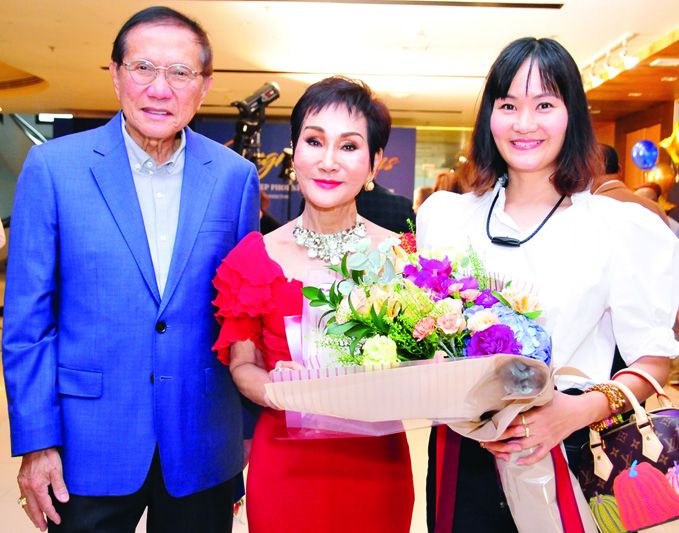 คุณหญิงชดช้อย โสภณพนิช พร้อมกำลังใจจากลูกสาว ดลิน โสภณพนิช ยังพิชิต และ บุญชัย โชควัฒนา