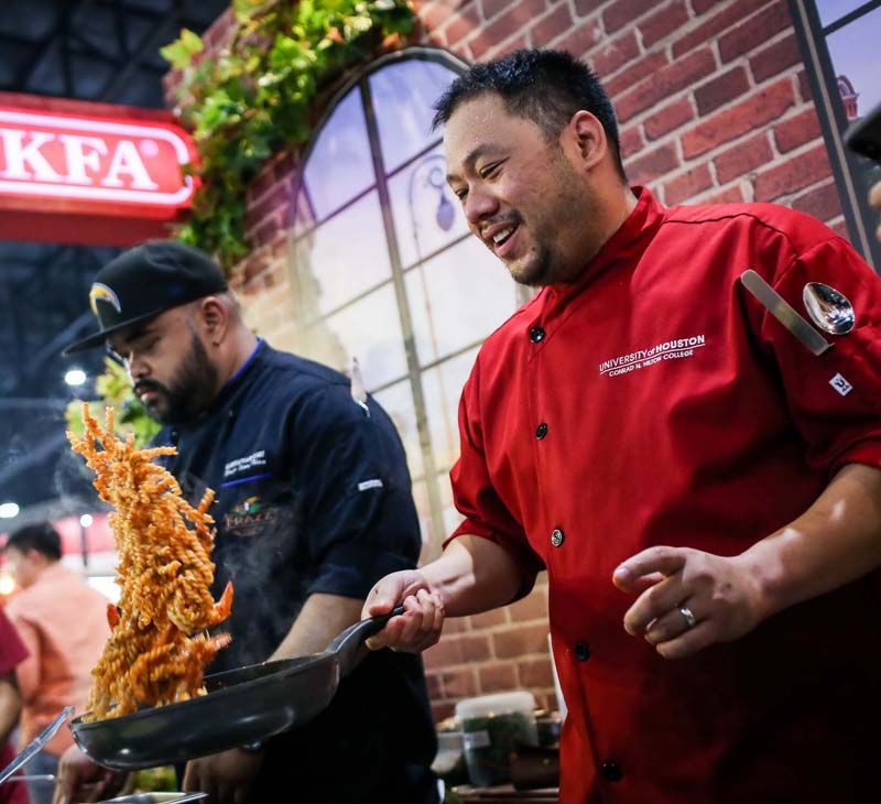 เชฟนิค-ณัฏฐพล ภวไพบูลย์ และ เชฟอ๊อฟ- ณัฐวุฒิ ธรรมพันธุ์ ปรุงเมนูพิเศษสุดฝีมือ