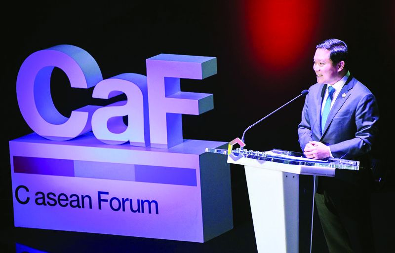 ฐาปน สิริวัฒนภักดี ประธาน กก.ศูนย์ C asean 

