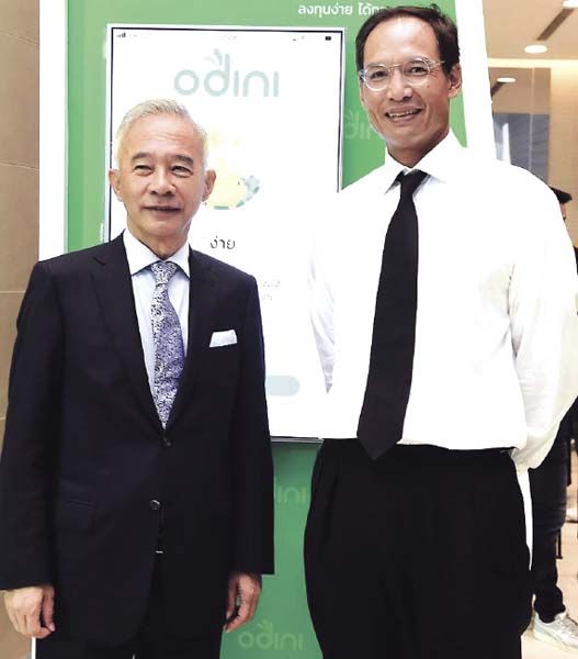 สุวัจน์ ลิปตพัลลภ และ กรณ์ จาติกวณิช
ร่วมยินดี