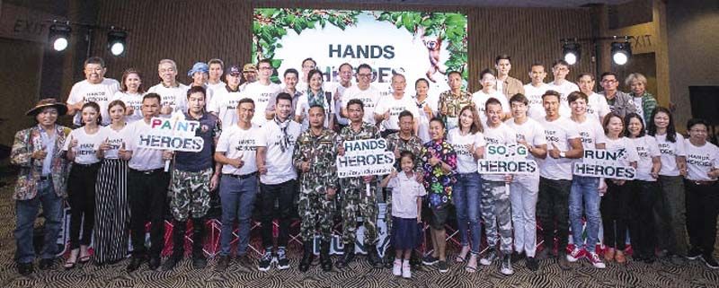 คณะเจ้าหน้าที่พิทักษ์ป่า(อส.) บุตรหลานของเจ้าหน้าที่พิทักษ์ป่า ศิลปิน นักแสดง ร่วมถ่ายภาพ