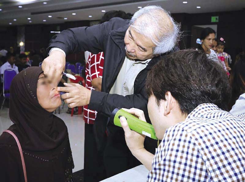 การตรวจคัดกรองผู้ป่วย โดยทีมแพทย์จากสำนักงานบรรเทาทุกข์ฯ