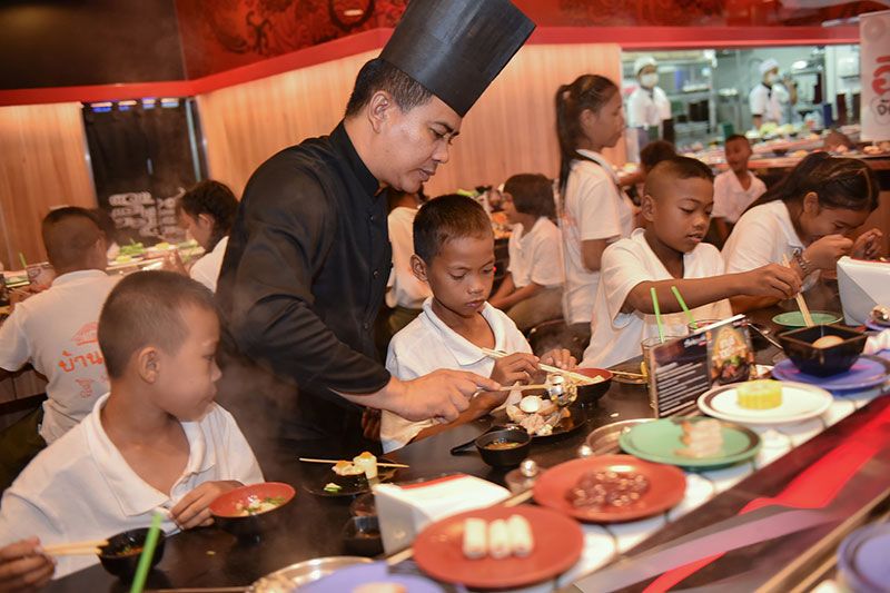 เชฟชาบูชิคอยเสิร์ฟความอร่อยให้น้องๆ อย่างต่อเนื่อง