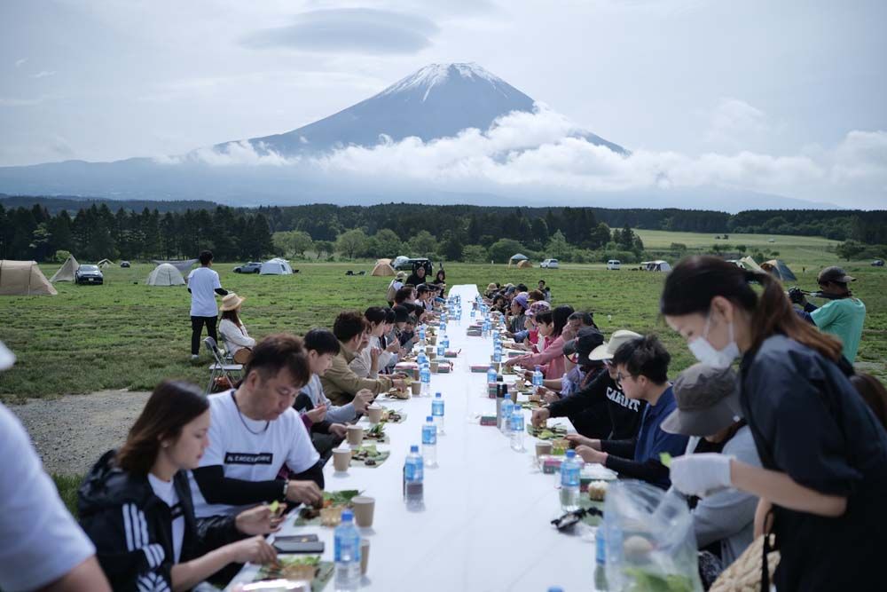 หมูปิ้ง Long Table หน้าฟูจิซัง

