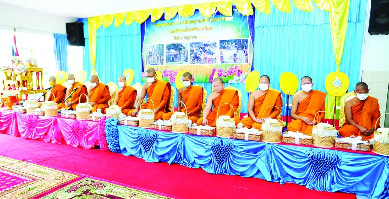 คณะสงฆ์วัดธาตุทองในพิธีเจริญพระพุทธมนต์