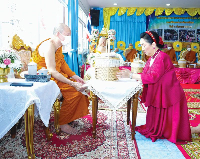 ผาณิต พูนศิริวงศ์ ถวายเครื่องไทยธรรม แด่ พระวินัยสุธี ผช.เจ้าอาวาสวัดธาตุทอง