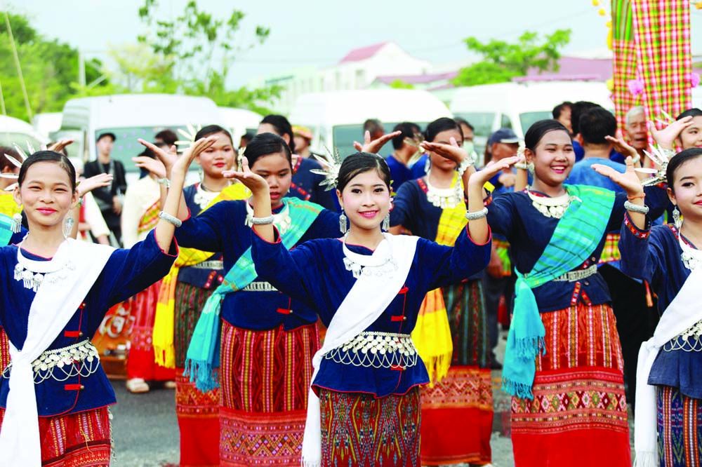 กลุ่มชาติพันธุ์ร่วมงานคับคั่ง