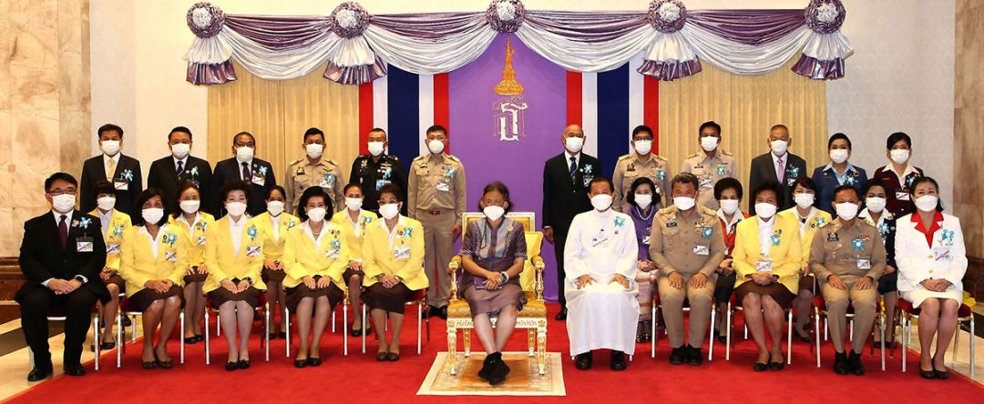 สมเด็จพระกนิษฐาธิราชเจ้า กรมสมเด็จพระเทพรัตนราชสุดาฯ สยามบรมราชกุมารี ประธานที่ปรึกษามูลนิธิร่วมจิตต์น้อมเกล้าฯ เพื่อ
เยาวชนฯ ทรงมีพระมหากรุณาธิคุณฉายพระฉายาลักษณ์ร่วมกับคณะ กก.มูลนิธิฯ อาทิ ม.ร.ว.พร้อมฉัตร สวัสดิวัตน์, ภราดา ดร.บัญชา แสงหิรัญ, ปลัดกระทรวงมหาดไทย สุทธิพงษ์-ดร.วันดี จุลเจริญ, ผศ.ดร.พรทิพย์ พุกผาสุข, อารยา อรุณานนท์ชัย, อุบล อัครพัฒน์,
ดร.พรชัย มงคลวนิช, ทิพวิภา สุวรรณรัฐ, ดร.ประวิช รัตนเพียร, สาวิตรี บริพัตรฯ, ขจิต ชัชวานิชย์ ปลัด กทม., ดร.สมศักดิ์ รุ่งเรือง นายกสมาคมสถาบันอุดมศึกษาฯ, พญ,สุวณี รักธรรม รองประธานสภาสังคมฯ

