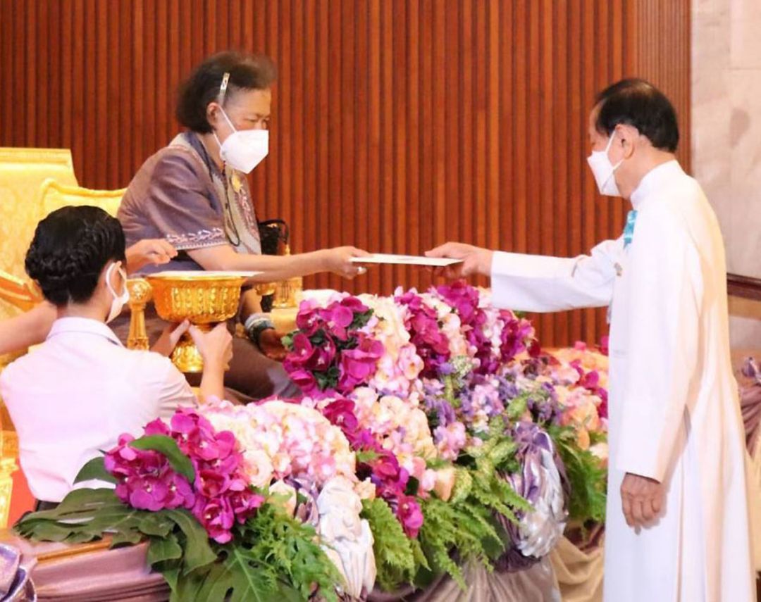 พระราชทานของที่ระลึกแก่ ภราดา ดร.บัญชา แสงหิรัญ อธิการบดี ม.อัสสัมชัญ ประธานจัดงาน

