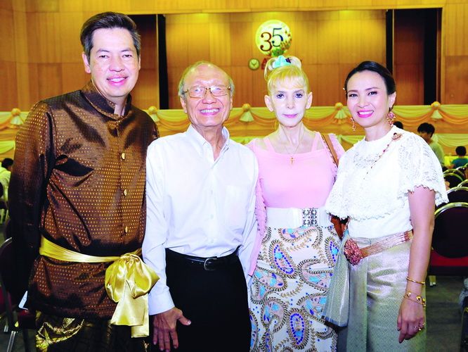 นิศานาถ ธรรมเกษีรัตนา-คริสโตเฟอร์ จงสถิตย์วัฒนา และครอบครัว