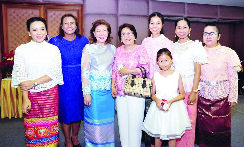 แขกผู้มีเกียรติ และคณะคุณครู อาทิ รุ่งนภา สุมะนา, สายสุณี คงประกอบ