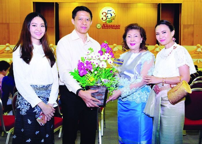 วรเดช ปัญจรงคะ มอบดอกไม้ยินดีให้กับ อ.ลักขณา ดิษยะศริน 
ตะเวทิกุล