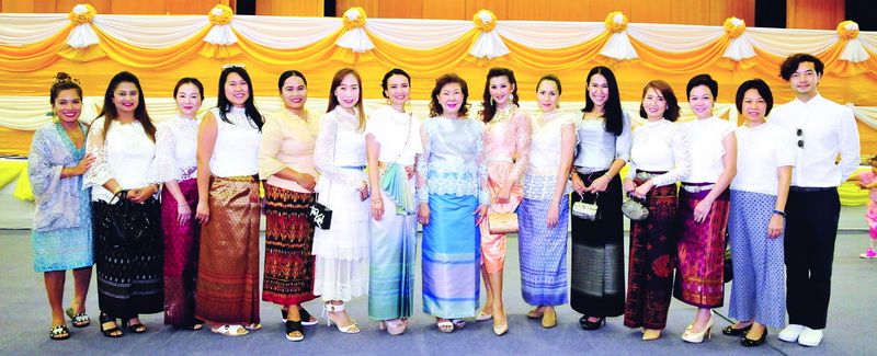 คณะผู้บริหารโรงเรียน พร้อมด้วยผู้ปกครอง แต่งกายชุดไทยสวยงาม ร่วมกันถ่ายภาพเป็นที่ระลึก