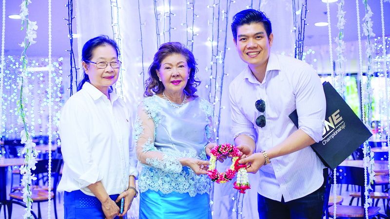 ศิษย์เก่ารุ่นแรกนำพวงมาลัยมามอบให้ด้วยความรักและเคารพ