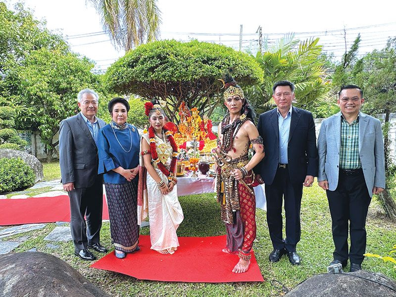 ดร.ประพิณ-สุมนา อภินรเศรษฐ์, พลเอกเทพพงศ์ ทิพยจันทร์, พลเอกเถลิงศักดิ์
พูลสุวรรณ กับ พณัสศิริคเณศร์ ไชยวงค์ รัชดาวรรณ วิริยะพงศ์ ในนาม
นาฏยะคู่บารมี