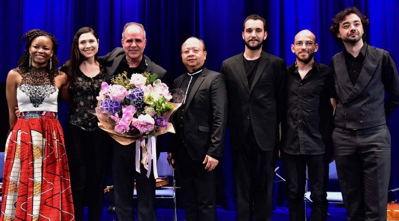 ทาลูน แทง มอบช่อดอกไม้ ให้แก่โรดิโก ลีโอ และวงดนตรี