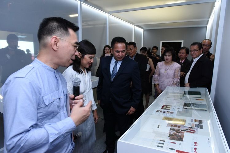 คุณสิริกิติยา เจนเซ่น ผอ.โครงการวังหน้า และผู้กล่าวแนะนำนิทรรศการวังน่านิมิต, อนันต์ ชูโชติ อธิบดีกรมศิลปากร ประธานเปิดนิทรรศการ และ จิตติ เกษมกิจวัฒนา ภัณฑารักษ์ นำแขกผู้มีเกียรติและสื่อมวลชนเข้าชมนิทรรศการวังน่านิมิต