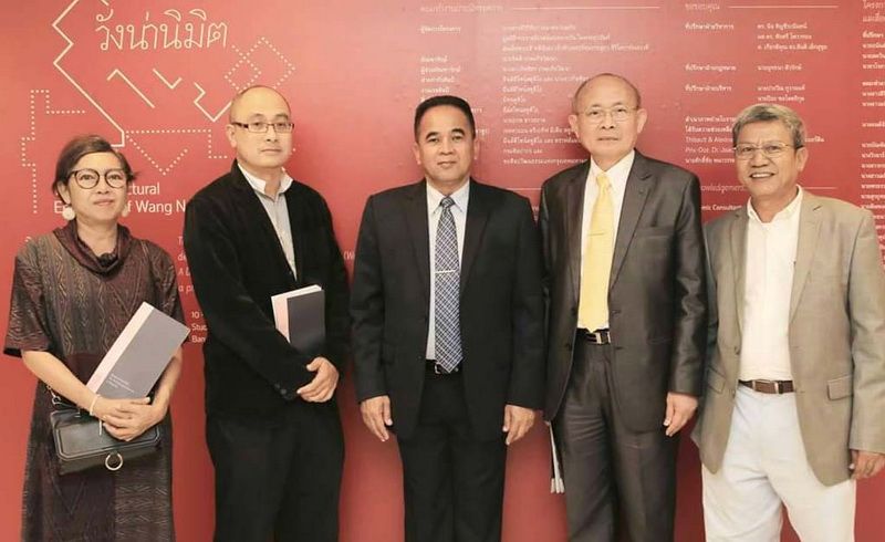 ศ.คลินิก นพ.นิเวศน์ นันทจิต ประธานมูลนิธิพัฒนา มช. และ สนช. เข้าร่วมในพิธีเปิดนิทรรศการ