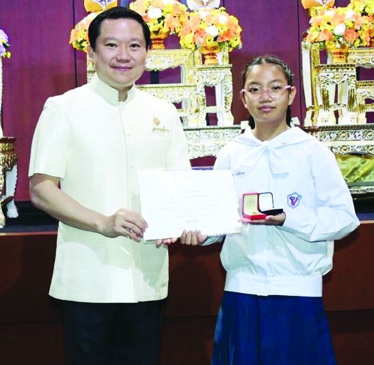 ฐาปน สิริวัฒนภักดี กก.ผอ.ใหญ่ บมจ.ไทยเบฟเวอเรจ
มอบประกาศนียบัตรและเข็มศรทอง