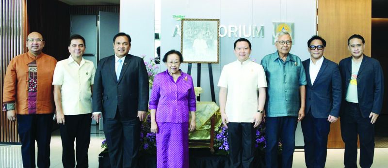 อ.มาลินี สาคริก ประธาน กก.มูลนิธิหลวงประดิษฐไพเราะ (ศร ศิลปบรรเลง) ประธานในพิธีมอบรางวัลการประกวดบรรเลงดนตรีไทยศรทอง ชิงถ้วยพระราชทานฯ โดยมี ฐาปน
สิริวัฒนภักดี กก.ผอ.ใหญ่ บมจ.ไทยเบฟเวอเรจ พร้อมด้วย อ.ภูธร ภูมะธน,นิติกร กรัยวิเชียร,
ดร.จงรัก วัชรินทร์รัตน์ และ ผศ.ดร.ธงรบ รื่นบันเทิง ร่วมงานด้วย