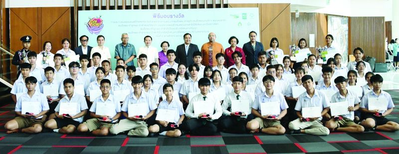 ประธานในพิธี คณะ กก.จัดงาน ผู้สนับสนุน ร่วมแสดงความยินดีพร้อมถ่ายภาพเป็นที่ระลึกกับผู้ได้รางวัลการประกวดบรรเลงดนตรีไทยศรทอง ประจำปี 2565 ชิงถ้วยพระราชทานฯ