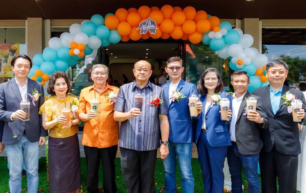 ไชยวัฒน์ จุนถิระพงศ์ ผวจ.บุรีรัมย์ ร่วมพิธีเปิดร้านกาแฟพันธุ์ไทย สาขาถนนจิระ จ.บุรีรัมย์ โดยมี ณัฐพงศ์ พันธเกียรติไพศาล ประธานกิตติมศักดิ์ บ.พีเอ็นเอ็น แคปปิตอล และ บจ.บ้าน พระยา โฮลดิ้ง,ธารกมล พันธเกียรติไพศาล, นำเกียรติ พันธเกียรติไพศาล ประธาน กก.ฟอร์ดและเอ็มจี บุรีรัมย์, อนันต์ รัตนมั่นคง ผจก.ทั่วไป บจ.กาแฟพันธุ์ไทย, สุขวสา ภูชัชวนิชกุล ผช.กก.ผจญ.บมจ.พีทีจี เอ็นเนอยี, ชัชชัย บุณยาจิณ ผอ.ฝ่ายการขาย บมจ.พีทีจี เอ็นเนอยี และ ไมตรี โรจนสินวิไลประธานหอการค้า จ.บุรีรัมย์ ร่วมในพิธีเปิด