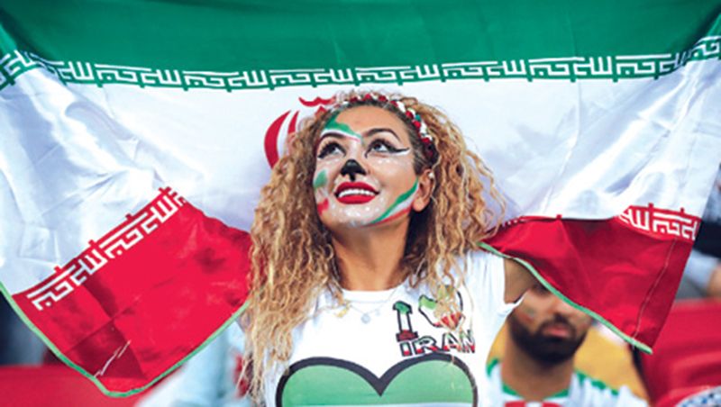 สวยงาม : แฟนบอลสาวชาวอิหร่าน เข้าชมเกมฟุตบอลโลก นัดที่ทีมชาติอิหร่าน 
นั้นพ่ายให้กับ ทีมชาติ สเปน ไปแบบหวุดหวิด 0-1 ในเกมรอบแบ่งกลุ่ม
กลุ่ม บี ขณะเดียวกัน รัฐบาลอิหร่าน ก็ลงมติอนุมัติให้ สตรีเพศสามารถเข้าชม
การแข่งขันที่สนามกีฬาในประเทศบ้านเกิด ได้เป็นครั้งแรกในรอบ 39 ปี