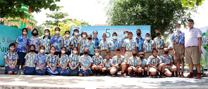 ครูนุชนาฎ ไตรพรหม รอง ผอ. และนักเรียนโรงเรียนวัดลาดทราย

