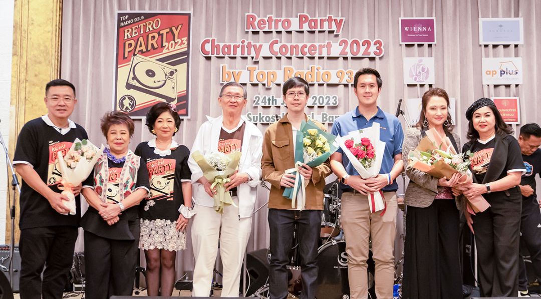 4 ดีเจมอบช่อดอกไม้ขอบคุณผู้ร่วมสนับสนุน ปัญญา ศิริพรพิทักษ์ จากมาซาแลบ, เชษฐพงษ์
จิระเลิศพงษ์ จากมิสเตอร์คัพ (ไทยแลนด์), จิรัช เล้าประเสริฐ จากเอพีพลัส และ
มาริสา สุโกศล หนุนภักดี จากโรงแรมเดอะสุโกศล


