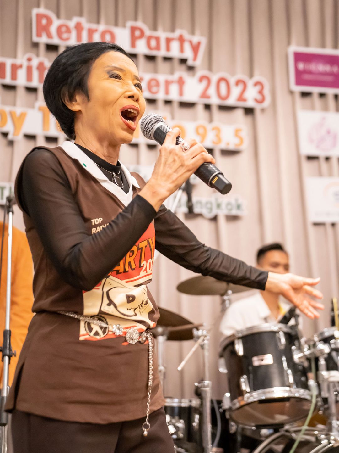 ม.ร.ว.จิราวดี จุฑาสมิตฯ ร่วมร้องเพลง

