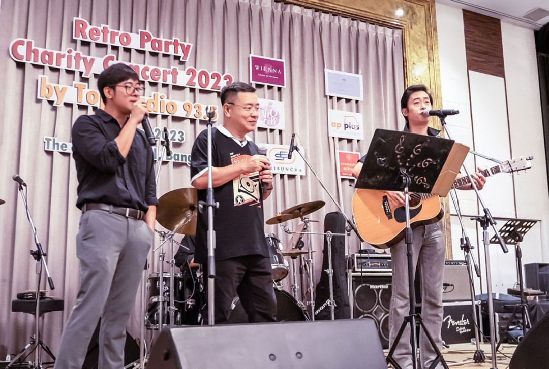 นฤทธิ์ พันธุเมธา (ดีเจเด่น) ร่วมร้องเพลงกับคู่หูดูโอ Elvich & Knight

