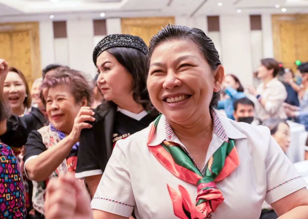สิริพร จังตระกูล, เทวี แย้มสรวล,
อานุสรา จิตต์มิตรภาพ อาสาเป็น
หัวขบวนรถไฟเต้นไปรอบงาน