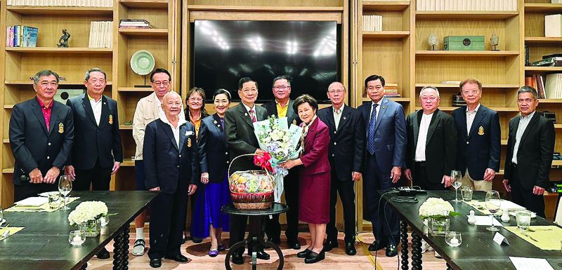 รศ.เกศินี วิฑูรชาติ อธิการบดีมหาวิทยาลัยธรรมศาสตร์ มอบดอกไม้แสดงความยินดีแก่ ประกิต อภิสารธนรักษ์ โดยมี ชาญศิลป์ ตรีนุชกร นายกสมาคมธรรมศาสตร์ฯ
นำอุปนายกสมาคมฯ และกรรมการ ยอดยิ่ง โสภณ, ผาณิต พูนศิริวงศ์, กำธร วังอุดม, วิวัฒน์ เลาหพูนรังษี, ดารณี วัธนเวคิน, เชาวรัตน์ เชาวน์ชวานิล,
ชัยศักดิ์ อังค์สุวรรณ, จำกัดธิต ศิริพูนทรัพย์, ดร.ธีรวัฒน์ ธัญลักษณ์ภาคย์, นิกร สุศิริวัฒนนนท์ และ สถิตย์ ไม้งิ้ว ผอ.สมาคมธรรมศาสตร์ฯ ร่วมแสดงความยินดี