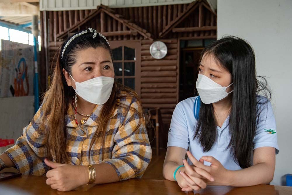 นิสิตทำงานร่วมกับ ราตรี พิศุทธิ์ชโลทร กก.ผจก.บจ.ประชารัฐรักสามัคคีประจวบคีรีขันธ์ (วิสาหกิจเพื่อสังคม)

