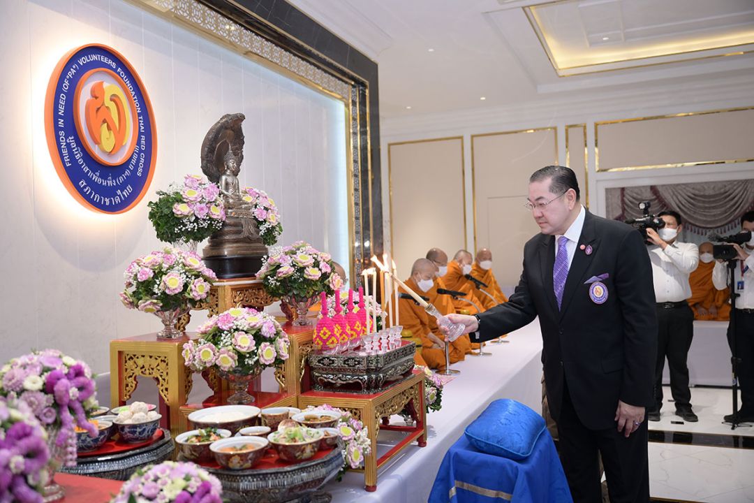 ศ.พิเศษ ดร.สุรเกียรติ์ เสถียรไทย ประธานพิธี จุดธูปเทียนบูชาพระรัตนตรัย

