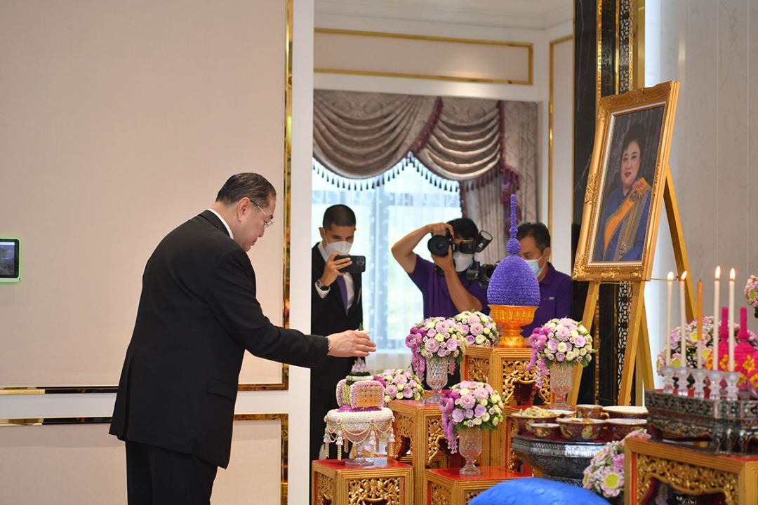 ประธานพิธี เปิดกรวยกระทงดอกไม้ธูปเทียนแพ ถวายความเคารพหน้าพระรูป

