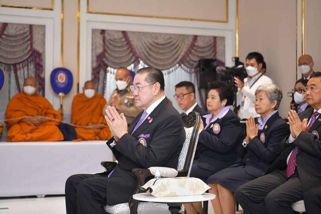 ศ.พิเศษ ดร.สุรเกียรติ์ เสถียรไทย นำคณะกรรมการ เจ้าหน้าที่มูลนิธิฯ
สวดพระพุทธมนต์ถวายพระพรชัยมงคลองค์นายกกิตติมศักดิ์ เนื่องใน
วันคล้ายวันประสูติ