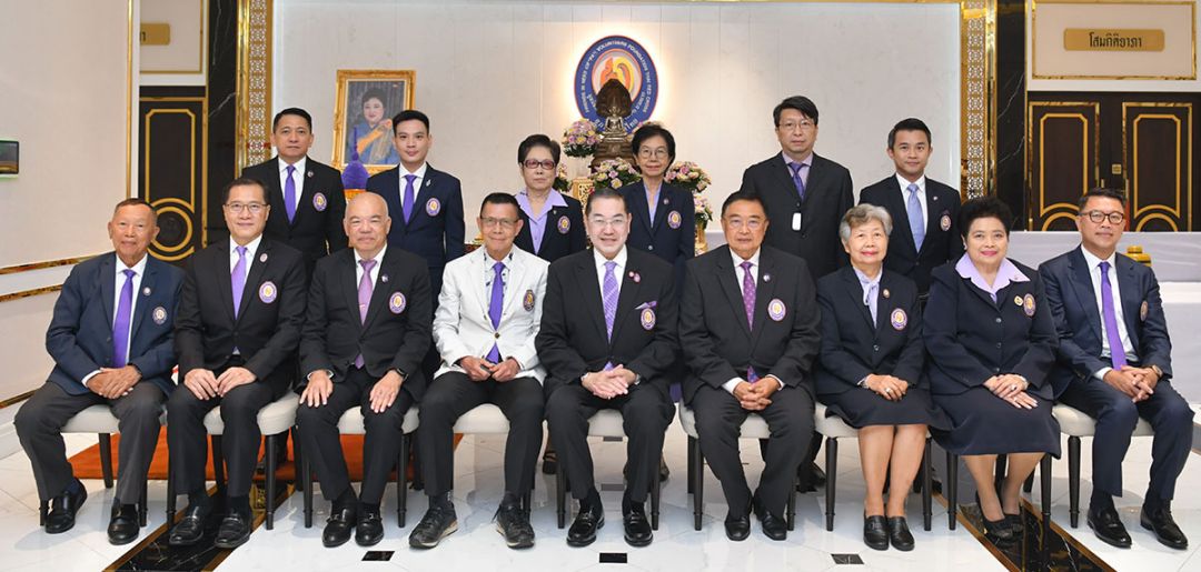 ศ.พิเศษ ดร.สุรเกียรติ์ เสถียรไทย พร้อมด้วยคณะกรรมการบริหารมูลนิธิ ศ.กิตติคุณ นพ.ดำรง เหรียญประยูร, วีระศักดิ์ โควสุรัตน์, ฉัตรชัย พรหมเลิศ, รศ.ดร.นพ.พิชิต สุวรรณประกร, ดร.สรจักร เกษมสุวรรณ, ศ.กิตติคุณ ดร.อัจฉรา จันทร์ฉาย, สายสม วงศาสุลักษณ์, อาทิตย์ นันทวิทยา, (แถวยืน)
พล.ต.ท.รักษ์จิต หม้อมงคล, ฐิติวัฒน์ ว่องวรรณกุล, นงลักษณ์ พงศ์พิสุทธิ์, รศ.สุทธิมา ชำนาญเวช, สันติ สาทิพย์พงษ์ และ คณาน์ กิตยาธิคุณ