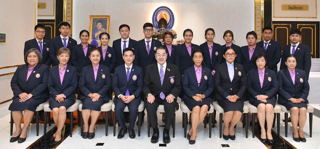 ศ.พิเศษ ดร.สุรเกียรติ์ เสถียรไทย, ฐิติวัฒน์ ว่องวรรณกุล, ปาริชาติ ธีระศิลป์, มณฑิชา สุขจันทร์ พร้อมด้วยเจ้าหน้าที่มูลนิธิฯ

