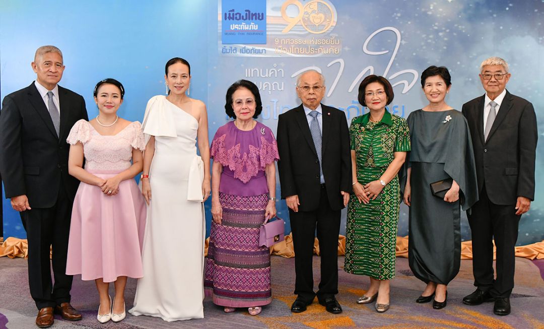ตอกย้ำความยิ่งใหญ่ 91 ปี ที่เคียงข้างกัน โพธิพงษ์ ล่ำซำ ประธาน กก.บมจ.เมืองไทยประกันภัย และ นวลพรรณ
ล่ำซำ กก.ผจก.และประธานเจ้าหน้าที่บริหาร จัดงาน “แทนคำขอบคุณจากใจ เมืองไทยประกันภัย by Madam Pang”
แก่ตัวแทนทั่วประเทศ พร้อมด้วย ยุพา ล่ำซำ, พ.ต.อ.ดร.ณรัชต์ เศวตนันทน์ และพันธมิตรคู่ค้าธุรกิจ ออมทอง สุวรรณมงคล, ณภัทร มะนะสุทธิ์, สกุณา จึงวิวัฒนาภรณ์, สุวัฒน์ จึงวิวัฒนาภรณ์ ร่วมงาน