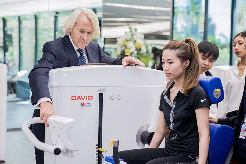 ศ.นพ.จีรี ดโวชัค สาธิตวิธีการใช้เครื่อง DAVID Gym Solution