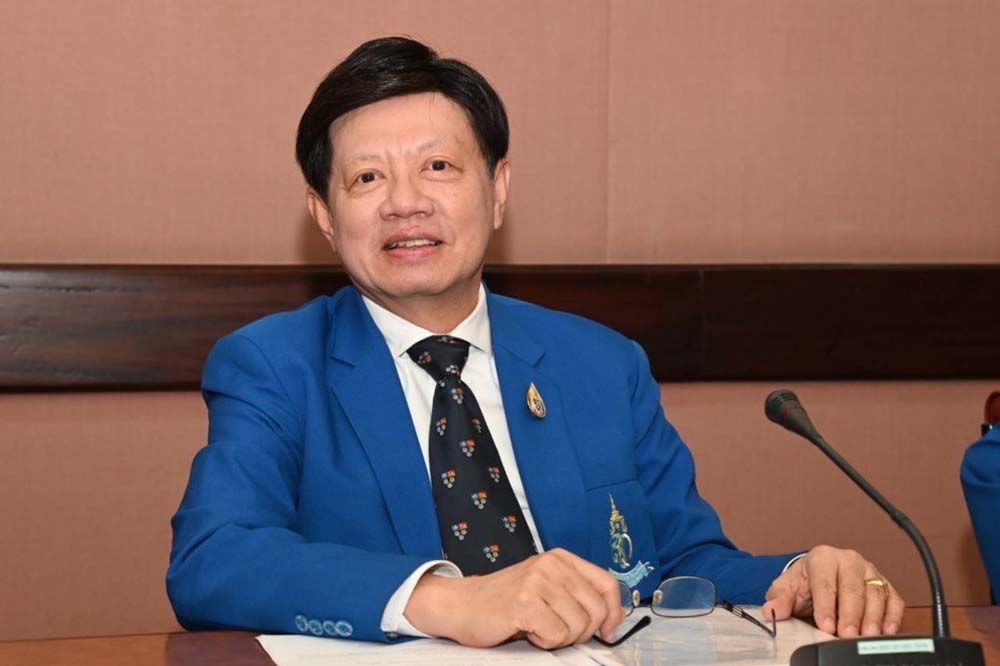 อาจารย์สุรวัฒน์ ชมภูพงษ์ ประธานมูลนิธิฯ