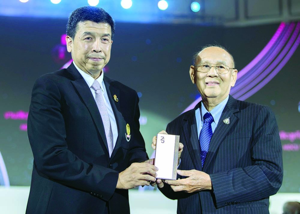 รศ.นพ.ฉันชาย สิทธิพันธุ์ คณบดีคณะแพทยศาสตร์จุฬาฯ มอบรางวัลเชิดชูเกียรติแพทย์จุฬาฯ ต้นแบบเกียรติยศ แก่ ผศ.นพ.วิศิษฏ์ ฐิตวัฒน์ ผอ.ศูนย์รับบริจาคอวัยวะสภากาชาดไทย